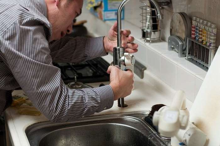 Comment régler les problèmes de fuites d’eau à la maison ?